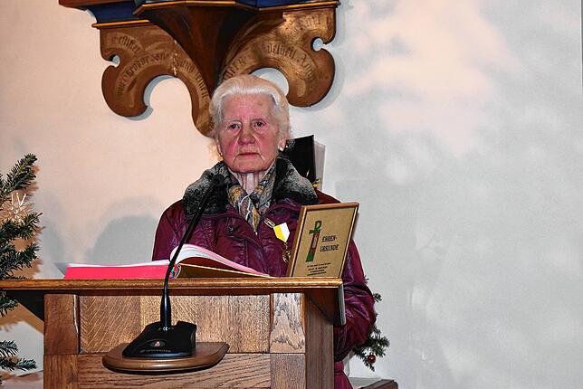 Mit bewegenden Worten dankte die 85-jährige Mesnerin Gisela Isele dem Herrgott, der sie bis hierher immer begleitet habe. Sie bedankte ...