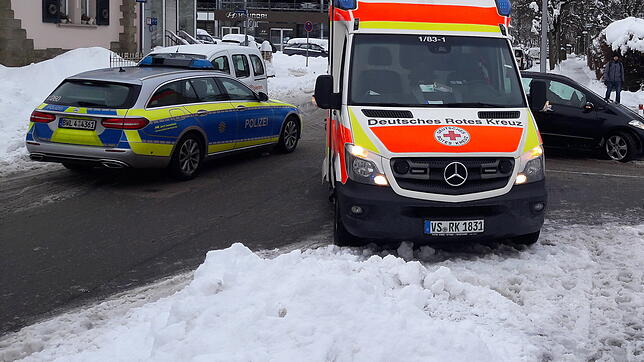 Ganz schön eng geht es nicht nur in der Waldstraße, hier bei einem Unfall am Montagmorgen, zu.