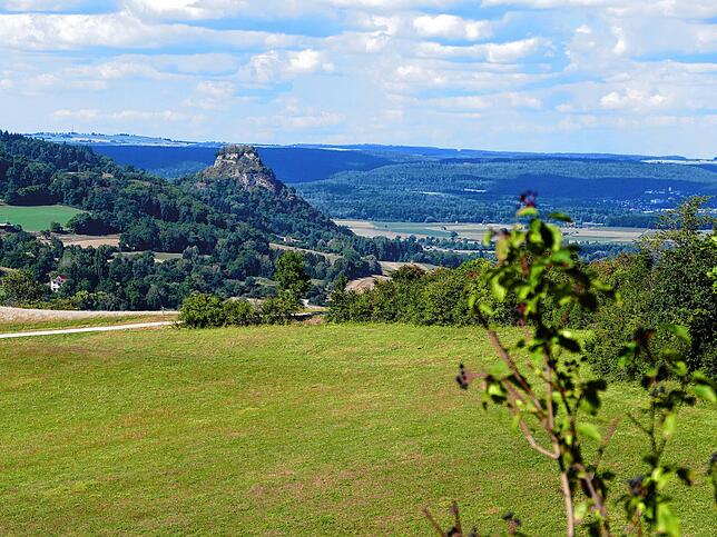 Auf der Lauschtour erfährt man wie die Hegauvulkane entstanden sind und kann an vielen Stellen die Landschaft bewundern.