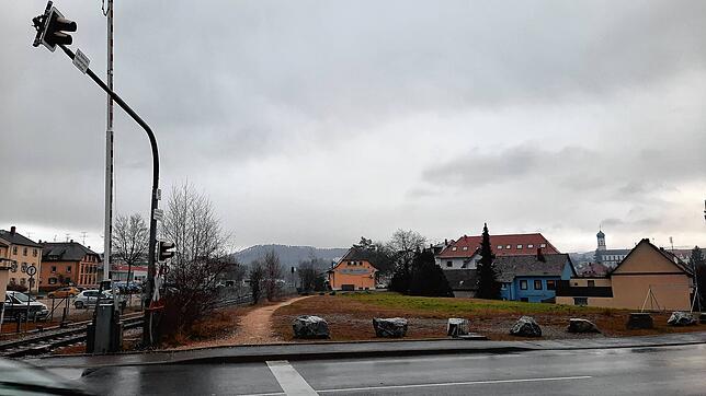 Auf dem leeren Areal neben dem Bahnübergang in der Goethestraße soll ein Appartement-Gebäude entstehen. Im Hintergrund rechts ist der ...