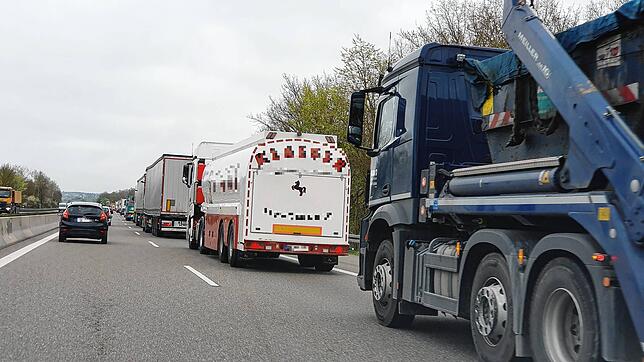 Die Kontrollaktion löst einen kilometerlangen Stau aus.
