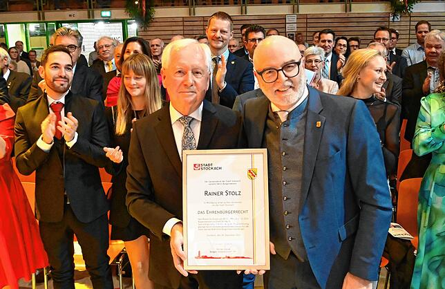 Werner Gaiser überreicht Rainer Stolz die Ehrenbürger-Urkunde.