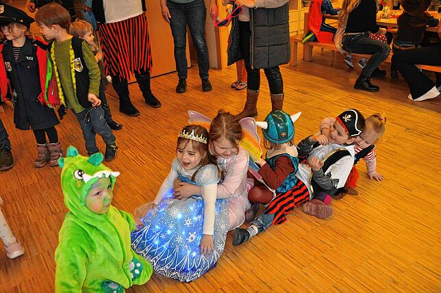 Bild 2: Narren befreien Kindergartenkinder in Hepbach und Leimbach – Die schönsten Bilder!
