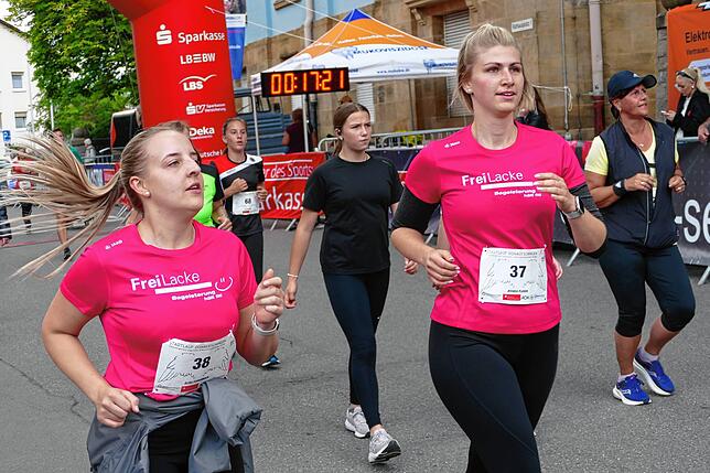Bild 17: Donaueschingen schnürt die Laufschuhe. Schutzengellauf für den guten Zweck bringt 11000 Euro ein.
