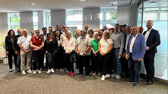 Vertreter von 27 Vereinen und Initiativen aus Lauchringen nehmen Spenden der Sparkasse entgegen. Mit dabei sind Bürgermeister Thomas ...