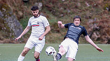 Der Peterzeller Dominik Kieninger (rechts) versucht in dieser Szene, den Triberger Elvir Rizvic zu stoppen. Die Kicker aus Triberg ...