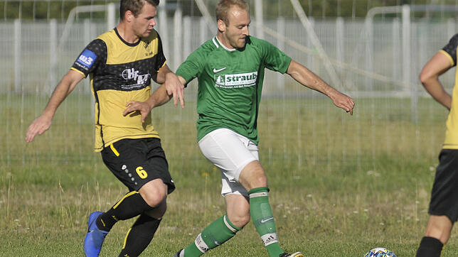 Hier versucht der Bräunlinger Oliver Moritz (grünes Trikot), den Ball gegen den Denkinger Marcel Brack zu behaupten.