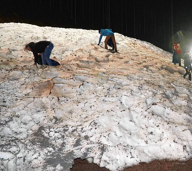 Nach der Entfernung der Abdeckung zeigt sich: Der Schnee-Schatz hat sogar den heißen, langen Sommer überstanden. Jetzt kann damit die ...