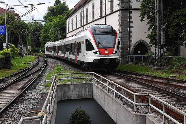 Nach einer Woche Streckensperrung fahren wieder Züge von und nach Konstanz.