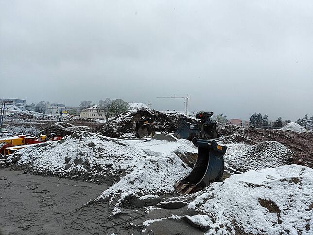 Auch die Baustelle auf dem Oberen Brühl ist sanft eingeschneit.