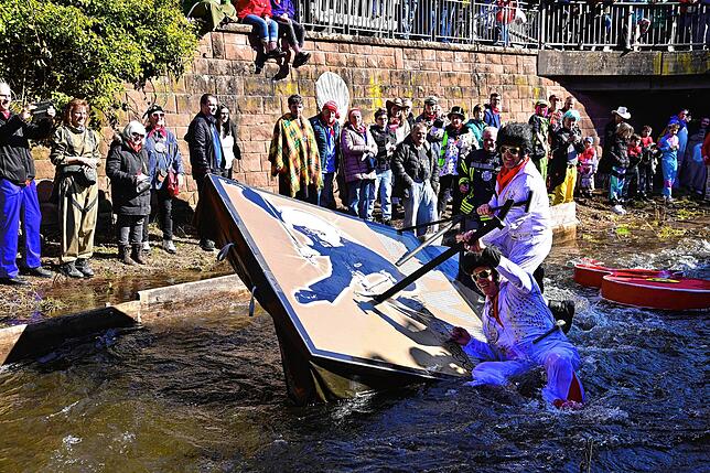 Bild 24: Die besten Bilder der Schramberger Bachnafahrt am Rosenmontag