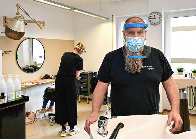 In voller Montur: Friseur- Innungsmeister Martin Jetter in seinem Salon. Der Innungsmeister ärgert sich über Konstanzer Kollegen, die ...