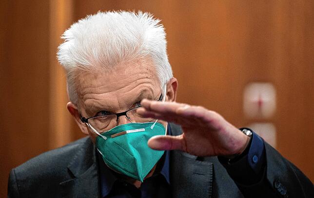 Winfried Kretschmann (Grüne) glänzte schon vor Weihnachten nicht mit Kontinuität. Doch auch im neuen Jahr setzt sich sein Zickzackkurs fort.