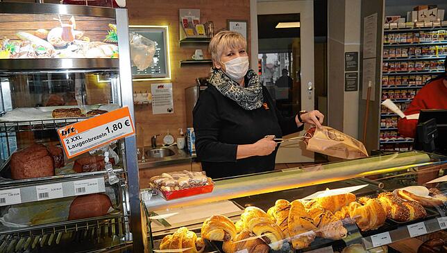 Bettina Hörth in ihrem Element. Sie arbeitet gern und freut sich, ihren Kunden an den Feiertagen frische Backwaren anbieten zu können.