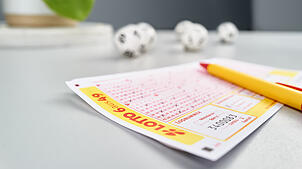 (Symbolbild) Ein Glückspilz vom Bodensee kann sich über einen großen Lotto-Gewinn freuen.