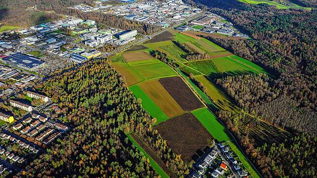 Luftbild der Singener Südstadt mit Industriegebiet, oben rechts im Eck ist ein Stück des Haselmoos-Weihers zu sehen. Dort kam es am ...