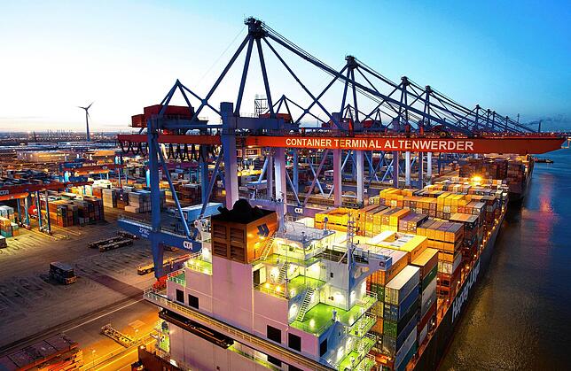 Ein Containerschiff wird im Hamburger Hafen abgefertigt.