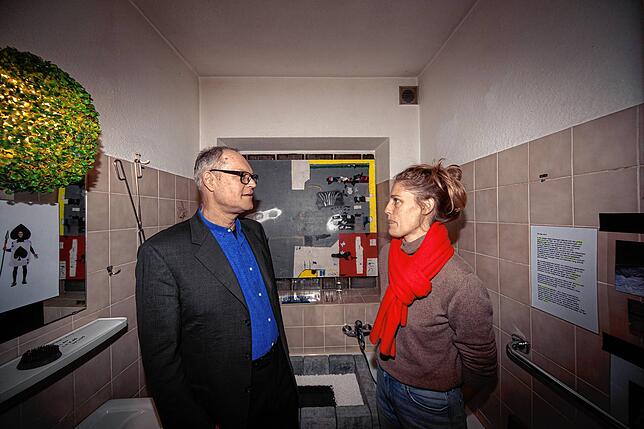 Michael Brunner und Elinor Bender sehen sich im Omega B die Rauminstallation „Weltgrößtes Igelmuseum“ des Überlinger ...