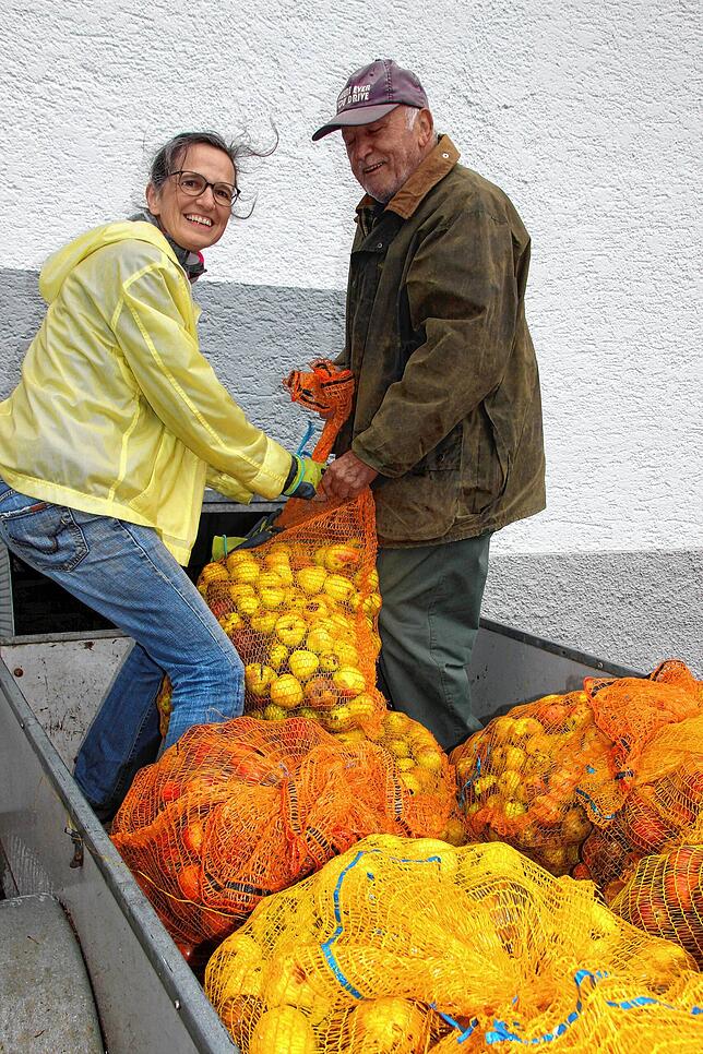 Ingrid Föhl und ihr Vater Karl Gruber aus Gutenstein bringen einen Anhänger vollgefüllt mit Äpfeln zum Saften in die Mosterei.