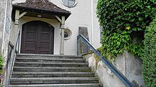 Ein zusätzliches, tiefer montiertes Geländer soll auch kleinen Menschen den Aufgang zur Kirche St. Georg erleichtern. Bilder: Christiane ...