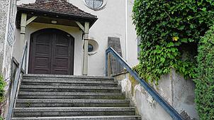 Ein zusätzliches, tiefer montiertes Geländer soll auch kleinen Menschen den Aufgang zur Kirche St. Georg erleichtern. Bilder: Christiane ...