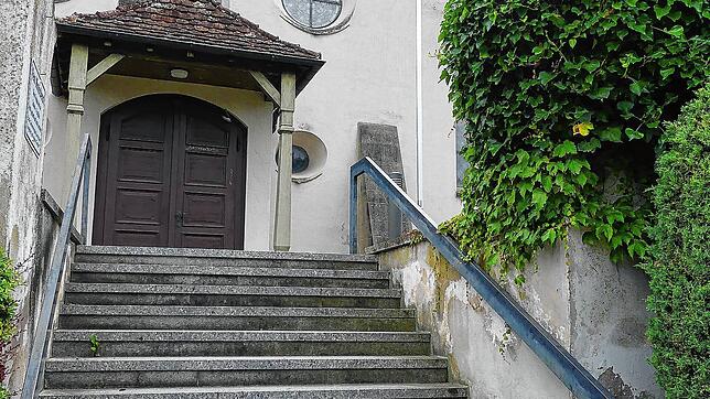 Ein zusätzliches, tiefer montiertes Geländer soll auch kleinen Menschen den Aufgang zur Kirche St. Georg erleichtern. Bilder: Christiane ...