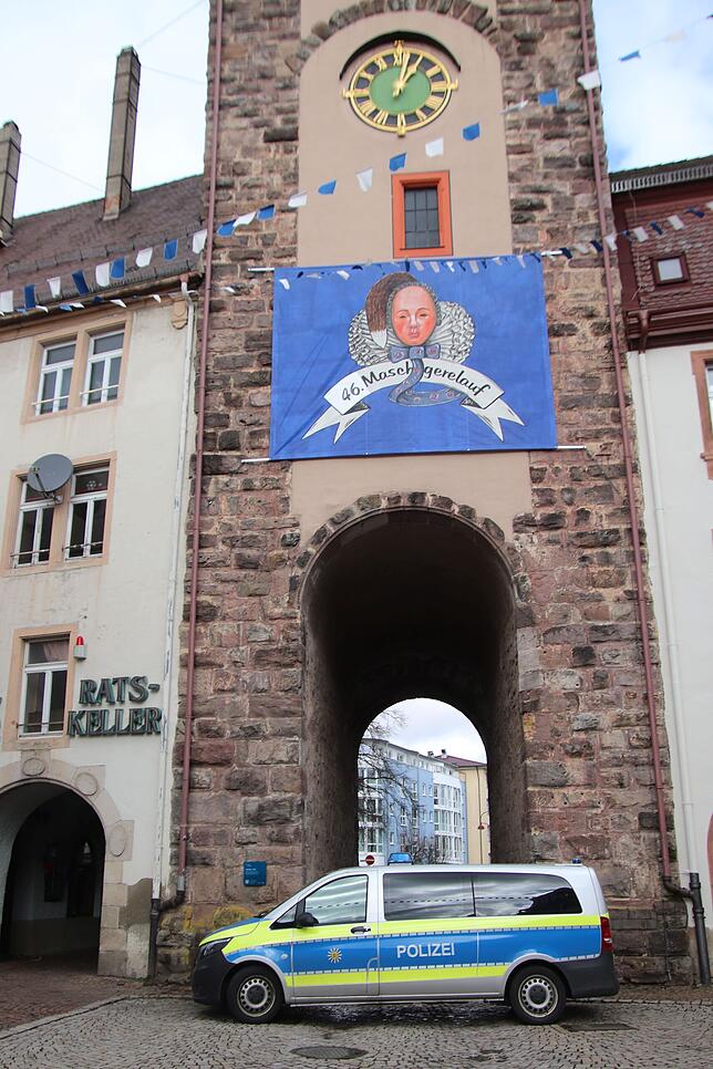 Symbolbild für eine neue Lage. Die heimische Fasnet steht verstärkt unter Polizeischutz.