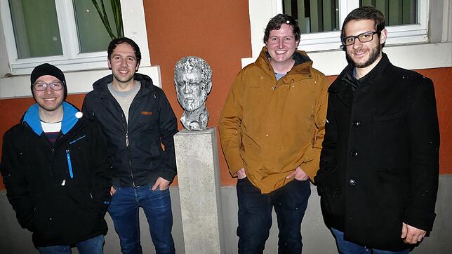 Die Motorsportfreunde Manuel Roth (von links), Rafael Wesle, Christian Kech und Andreas Fricker werben im Rathaus für das fünfte ...