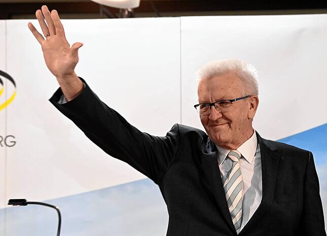 Winfried Kretschmann hat Grund zur Freude: Der Ministerpräsident winkt nach der Bekanntgabe erster Ergebnisse.