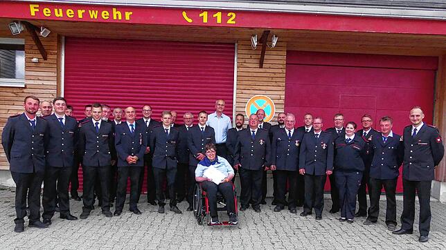 Insgesamt 31 Ehrungen gab es bei der Freiwillige Feuerwehr Meßkirch, hier mit Bürgermeister Arne Zwick (Mitte, hinten), darunter 19 ...