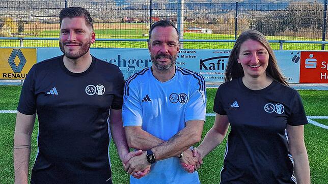 Zuversichtlich: Sportchef Frank Christl (links) freut sich mit dem bewährten Trainer Michael Wasmer und der neuen Co-Trainerin Isabelle ...