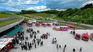 Von der obersten Plattform des Übungssturms öffnet sich der Blick über das landschaftlich harmonisch integrierte Gebäude des ...
