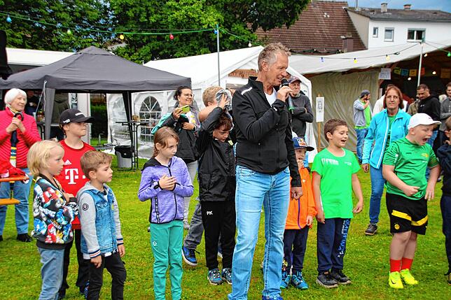 Bild 17: Besucher feiern trotz Regen auf 34. Walder Dorffest