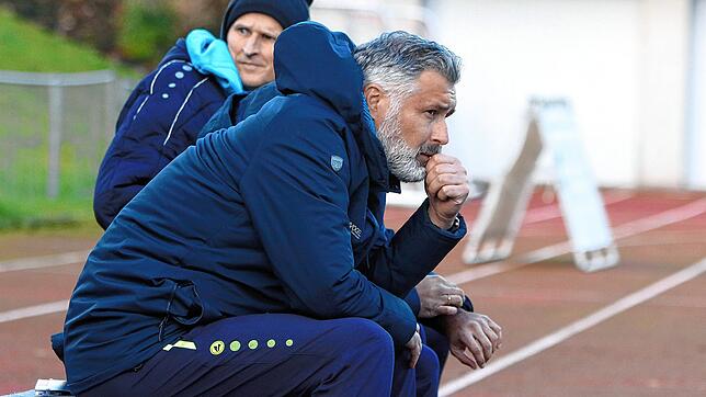 Trainer Hakan Karaosman und der SC Pfullendorf unterliegen in Lörrach 0:2 und bleiben in der Nähe des Ligakellers der Verbandsligatabelle.