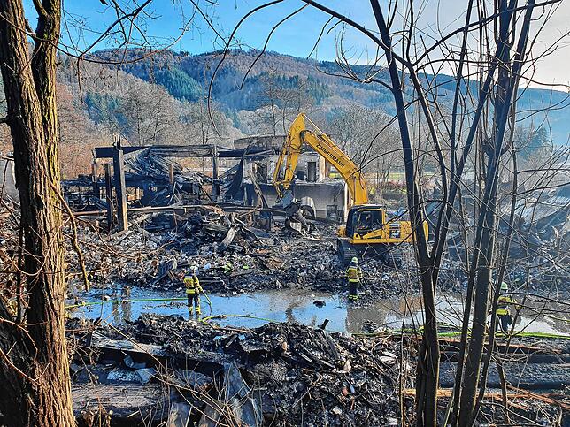 Bild 2: Nach dem Großbrand in Wehr: Videos und Bilder zeigen Zerstörung und Aufräumarbeiten