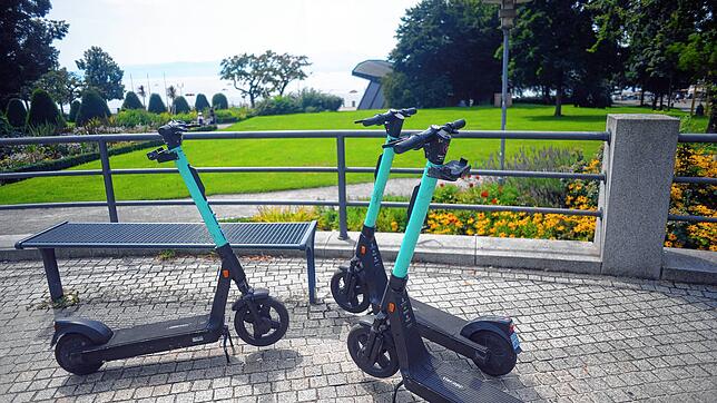 E-Scooter von Tier stehen am Uferpark in Friedrichshafen, hier beim Testlauf im Sommer 2021. Ab sofort stehen in der Stadt wieder 250 ...
