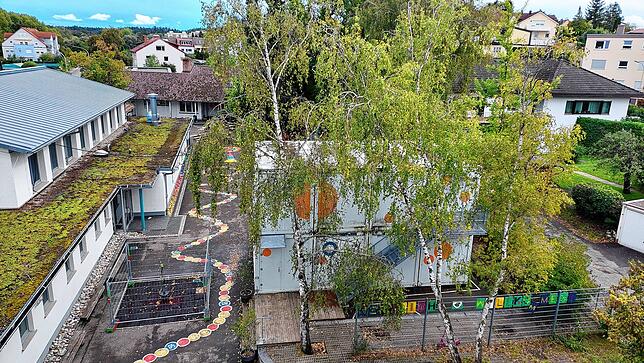 (Archivbild) Der Blick aus dem Altbau zeigt: Die Grundschule Wollmatingen ist von Nachbarhäusern umgeben, der Schulhof ist recht klein.
