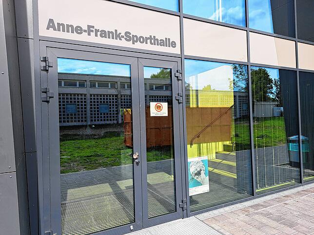 Die Anne-Frank-Halle ist schon lange geschlossen. Grund ist ein weiterer Wasserschaden, der einen kompletten Austausch des Hallenbodens ...