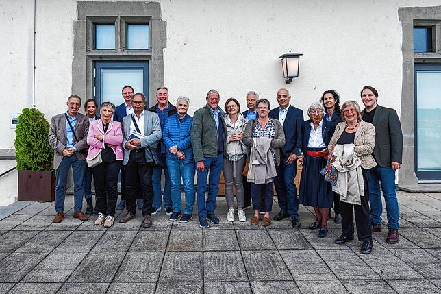 Ein besonderer Abend: Abonnentinnen und Abonnenten des SÜDKURIER auf der Konzilterrasse mit Jörg-Peter Rau aus der Chefredaktion ...