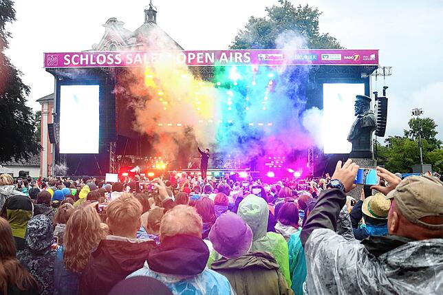 Bild 26: Regenfeste Wincent-Weiss-Fans in Salem