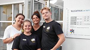 Luisa Giordano, Kim Kaminski, Linda Alduino und Yannik Punzet (von links) betreuen die Kinder bei der Lesenacht in der Mediathek. Foto: ...