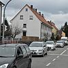 Anwohner und Autofahrer an der Stockacher Ortsdurchfahre – das Archivbild zeigt die Radolfzeller Straße – ächzen unter viel Verkehr. ...