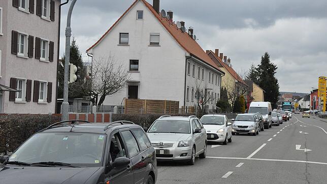 Anwohner und Autofahrer an der Stockacher Ortsdurchfahre – das Archivbild zeigt die Radolfzeller Straße – ächzen unter viel Verkehr. ...