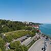Das künftige Parkhaus am Meersburger Fährehafen (links, mit begrüntem Dach), das 2020 eröffnet werden soll, aus der Vogelperspektive.