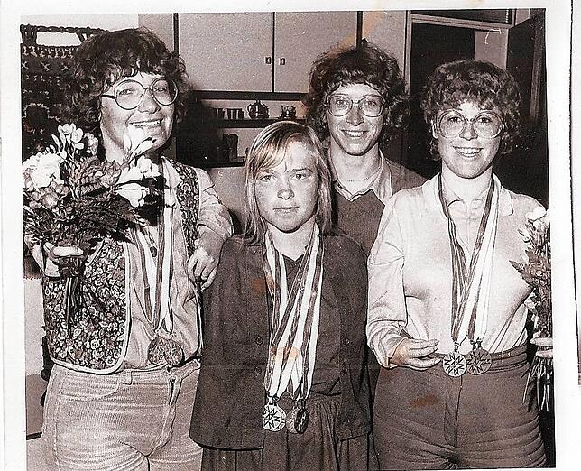 Sabine Wendlandt mit einem Blumenstrauß bei Olympia 1980.