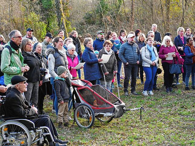 Rund 120 Menschen kamen am Montagabend zu einem Gottesdienst auf der Wiese gegenüber der Friedenskirche zusammen.