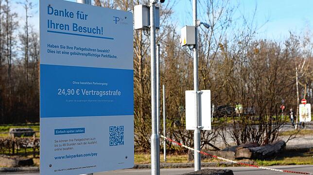 (Symbolbild) Ein Schild auf dem Parkplatz des Insel Mainau. Dieser ist aufgrund von starken Regenfällen teilweise nicht befahrbar.