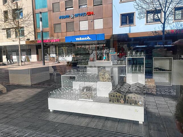 Wer einen Blick in die geschlossene Depot-Filiale wirft, sieht immer noch Deko-Artikel im Eingangsbereich stehen.