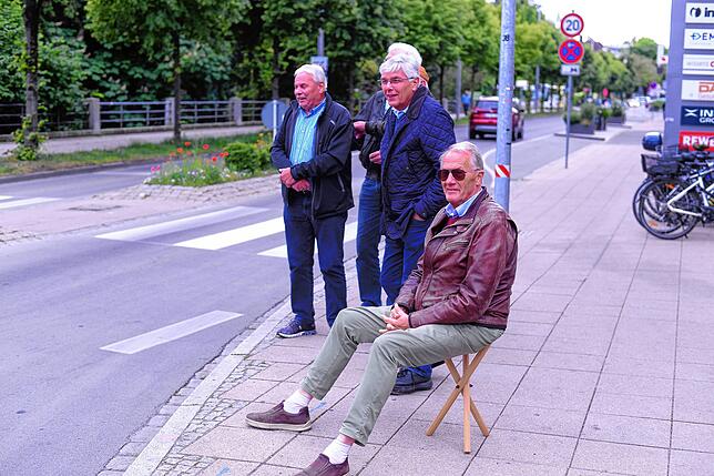 Bild 1: Oldtimerparade in Friedrichshafen lockt zahlreiche Zuschauer – exklusive Bilder!