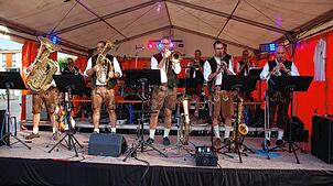 Gut geschützt vor dem Dauerregen: Die Latschari-Musik unterhält beim Bierfest in Rheinfelden mit einem vielfältigen Programm. Foto: ...